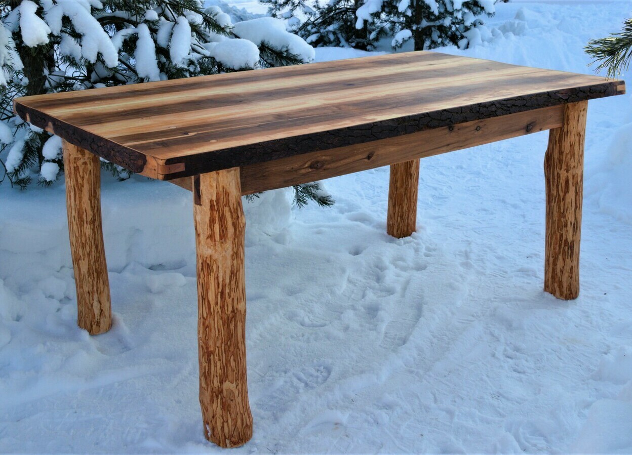 Большой обеденный стол для всей семьи из ольхи. Сделан вручную.